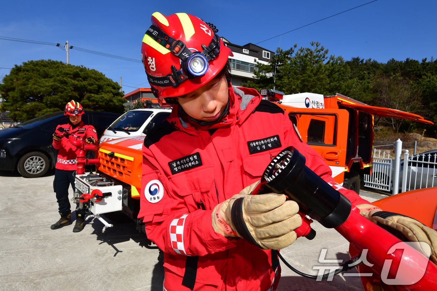(포항=뉴스1) 최창호 기자 = 23일 경북 포항시에 전진 배치된 산림청 영덕국유림관리소 산불재난특수진화대원들이 다목적진화차량에 장착된 진화장비를 점검하고 있다.산불재난특수진화대원 …
