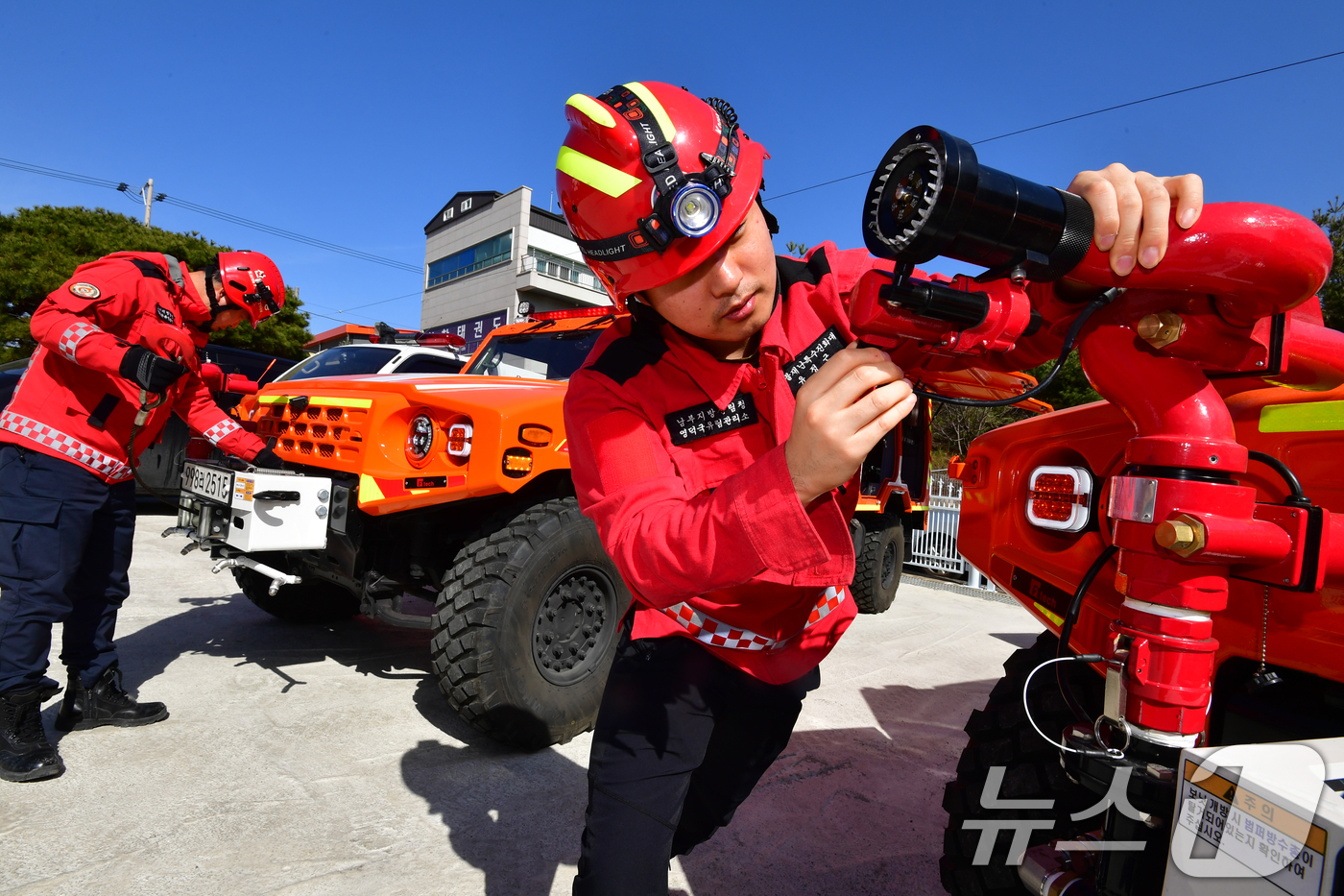 (포항=뉴스1) 최창호 기자 = 23일 경북 포항시에 전진 배치된 산림청 영덕국유림관리소 산불재난특수진화대원들이 다목적진화차량에 장착된 진화장비를 점검하고 있다.산불재난특수진화대원 …