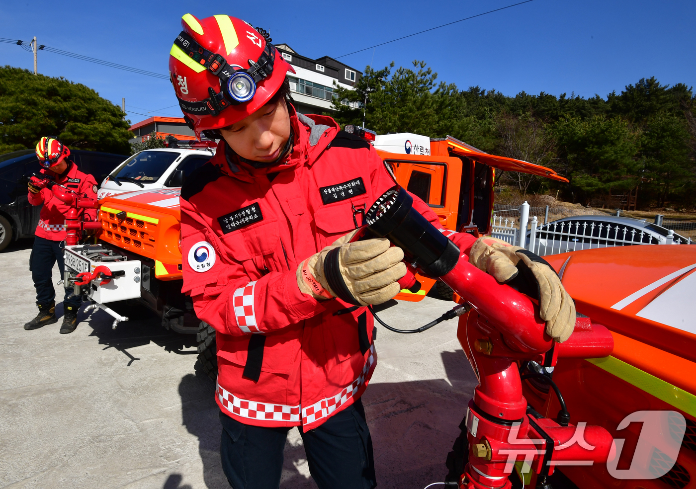 (포항=뉴스1) 최창호 기자 = 23일 경북 포항시에 전진 배치된 산림청 영덕국유림관리소 산불재난특수진화대원들이 다목적진화차량에 장착된 진화장비를 점검하고 있다.산불재난특수진화대원 …