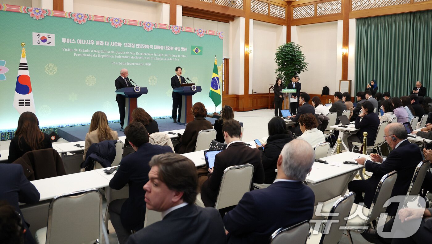 본문 이미지 - 이재명 대통령과 루이스 이나시우 룰라 다 시우바 브라질 대통령이 23일 청와대에서 열린 한·브라질 정상회담을 마친 후 공동언론발표를 하고 있다. 2026.2.23 ⓒ 뉴스1 허경 기자