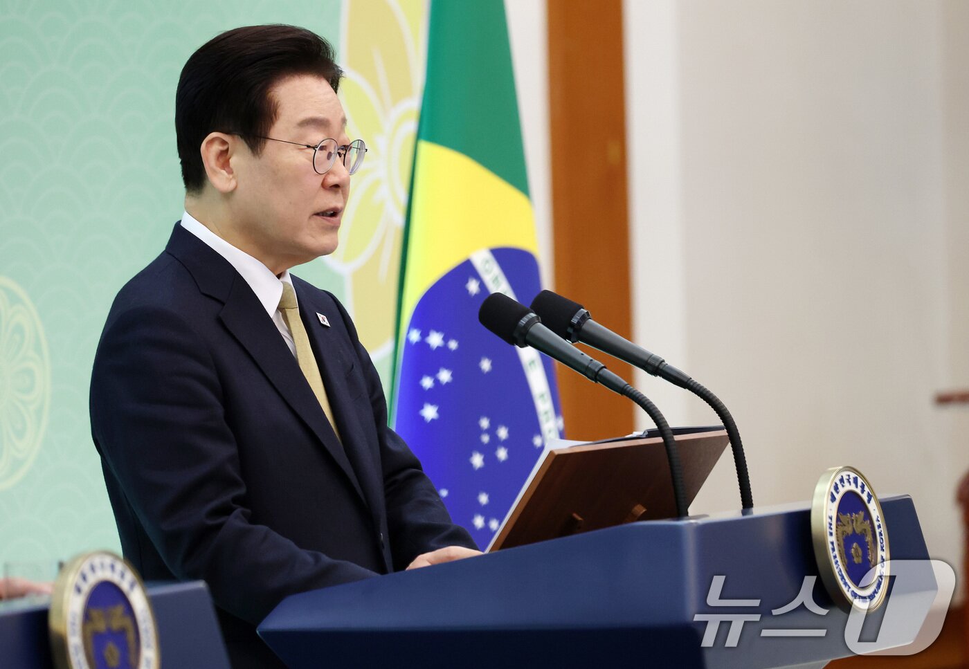 본문 이미지 - 이재명 대통령이 23일 청와대에서 루이스 이나시우 룰라 다 시우바 브라질 대통령과 가진 한·브라질 정상회담을 마친 후 공동언론발표를 하고 있다. ⓒ 뉴스1 허경 기자