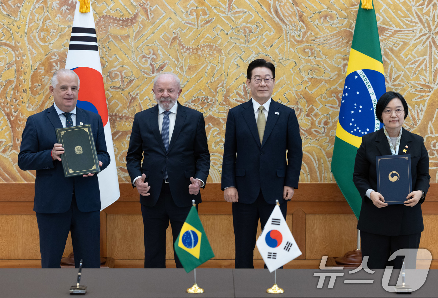 (서울=뉴스1) 이재명 기자 = 한성숙 중소기업벤처부 장관과 마르시우 프랑사 브라질 중소기업부 장관이 23일 청와대에서 이재명 대통령과 브라질 루이스 이나시우 룰라 다 시우바 대통 …