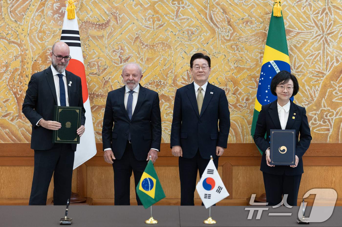 (서울=뉴스1) 이재명 기자 = 오유경 식품의약품안전처 처장과 레안드루 사파트리 브라질 위생감시청장이 23일 청와대에서 이재명 대통령과 브라질 루이스 이나시우 룰라 다 시우바 대통 …