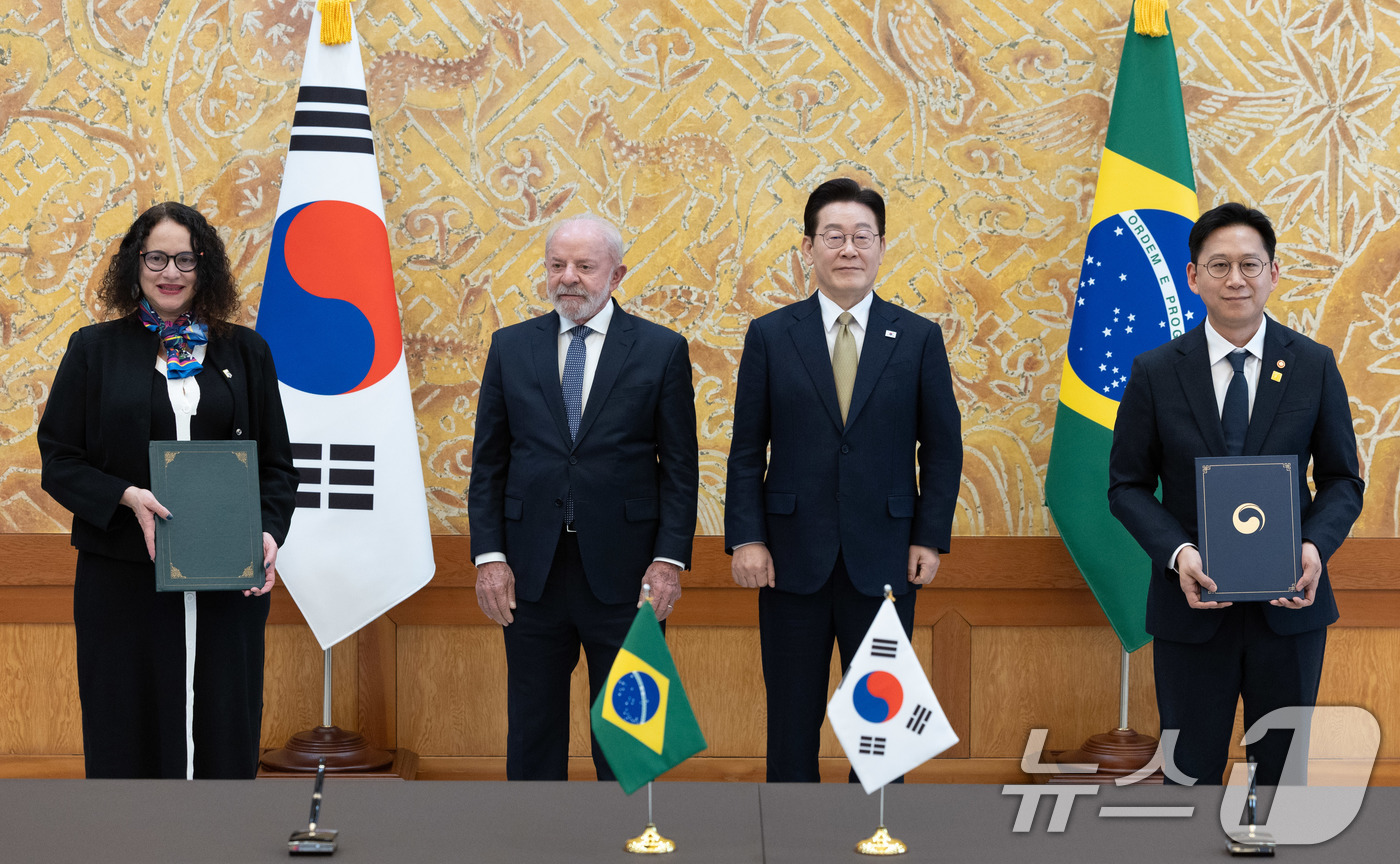 (서울=뉴스1) 이재명 기자 = 배경훈 부총리 겸 과학기술부 장관과 루시아나 산투스 브라질 과학기술혁신부 장관이 23일 청와대에서 이재명 대통령과 브라질 루이스 이나시우 룰라 다 …