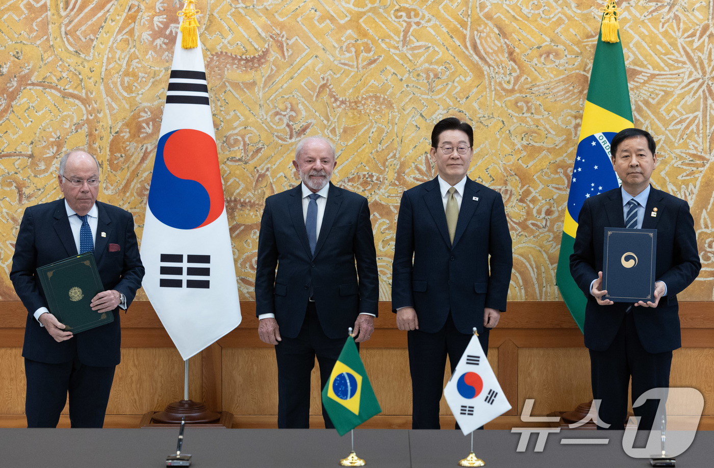 (서울=뉴스1) 이재명 기자 = 구윤철 부총리겸 재정경제부 장관과 페르난두 아다지 브라질 재무부 장관이 23일 청와대에서 이재명 대통령과 브라질 루이스 이나시우 룰라 다 시우바 대 …