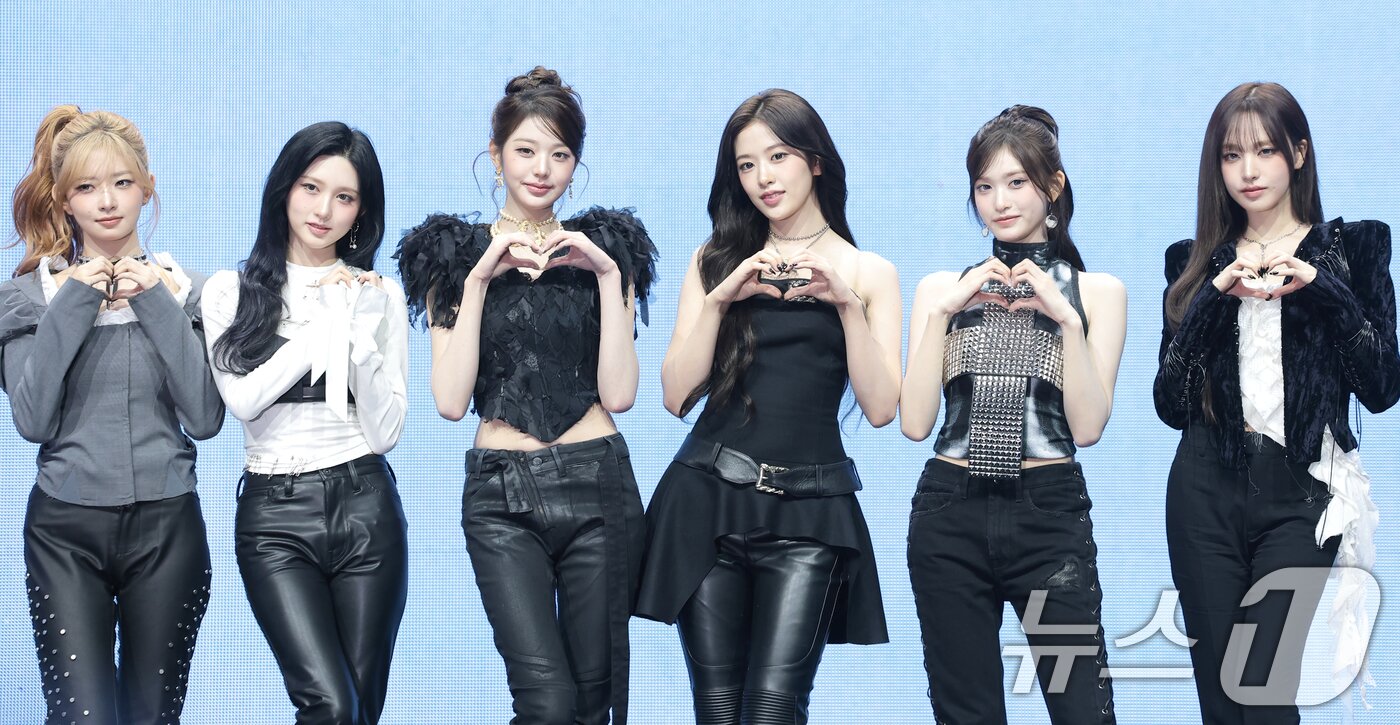 본문 이미지 - 그룹 아이브(IVE)의 레이(왼쪽부터)와 가을, 장원영, 안유진, 이석, 리즈  ⓒ 뉴스1 권현진 기자