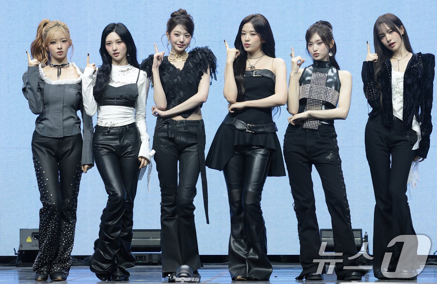 본문 이미지 - 그룹 아이브(IVE)의 레이(왼쪽부터)와 가을, 장원영, 안유진, 이서, 리즈가 23일 서울 광진구 예스24라이브홀에서 가진 정규 2집 'REVIVE+(리바이브 플러스)' 발매 쇼케이스에서 포즈를 취하고 있다. 2026.2.23 ⓒ 뉴스1 권현진 기자