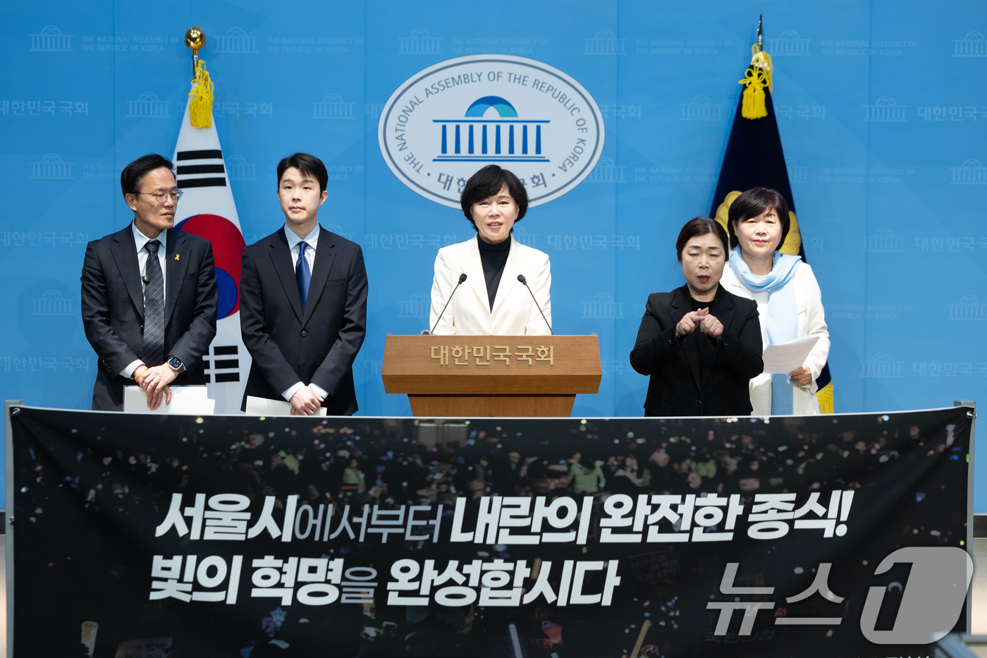 (서울=뉴스1) 이승배 기자 = 23일 서울 여의도 국회 소통관에서 열린 지방선거 D-day 100, '서울부터 내란 완전종식, 빛의 혁명 완성' 기자회견에서 전현희 더불어민주당 …