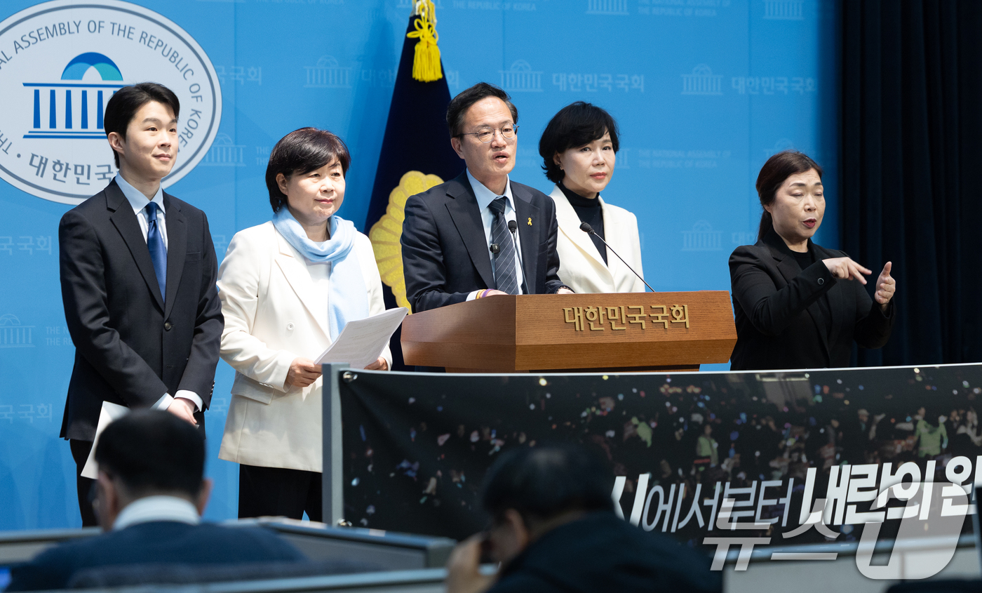 (서울=뉴스1) 이승배 기자 = 23일 서울 여의도 국회 소통관에서 열린 지방선거 D-day 100, '서울부터 내란 완전종식, 빛의 혁명 완성' 기자회견에서 박주민 더불어민주당 …