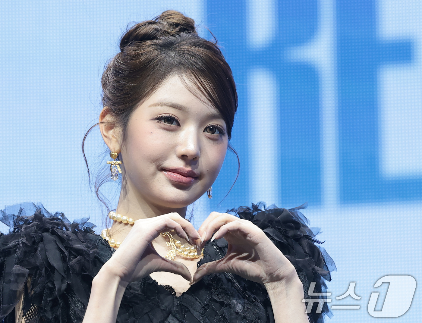 (서울=뉴스1) 권현진 기자 = 그룹 아이브(IVE)의 장원영이 23일 서울 광진구 예스24라이브홀에서 가진 정규 2집 'REVIVE+(리바이브 플러스)' 발매 쇼케이스에서 포즈를 …