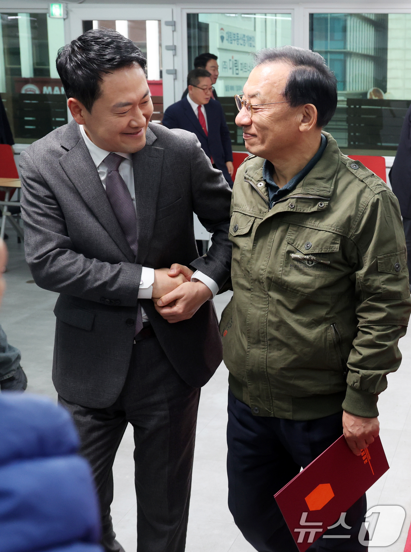 (서울=뉴스1) 황기선 기자 = 장동혁 국민의힘 대표와 이정현 공천관리위원장이 23일 오후 서울 영등포구 여의도 국민의힘 중앙당사에서 열린 '제9회 전국동시지방선거 중앙당 공천관리 …