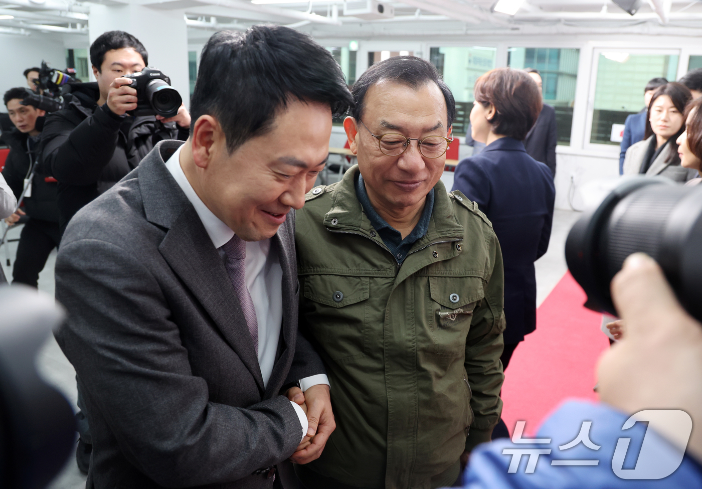 (서울=뉴스1) 황기선 기자 = 장동혁 국민의힘 대표와 이정현 공천관리위원장이 23일 오후 서울 영등포구 여의도 국민의힘 중앙당사에서 열린 '제9회 전국동시지방선거 중앙당 공천관리 …