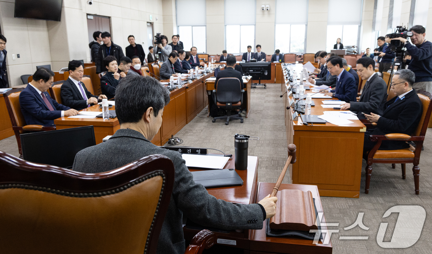 (서울=뉴스1) 이승배 기자 = 23일 서울 여의도 국회에서 열린 제432회국회(임시회) 정치개혁특별위원회 법안심사제1소위원회에서 윤건영 소위원장이 의사봉을 두드리고 있다. 202 …