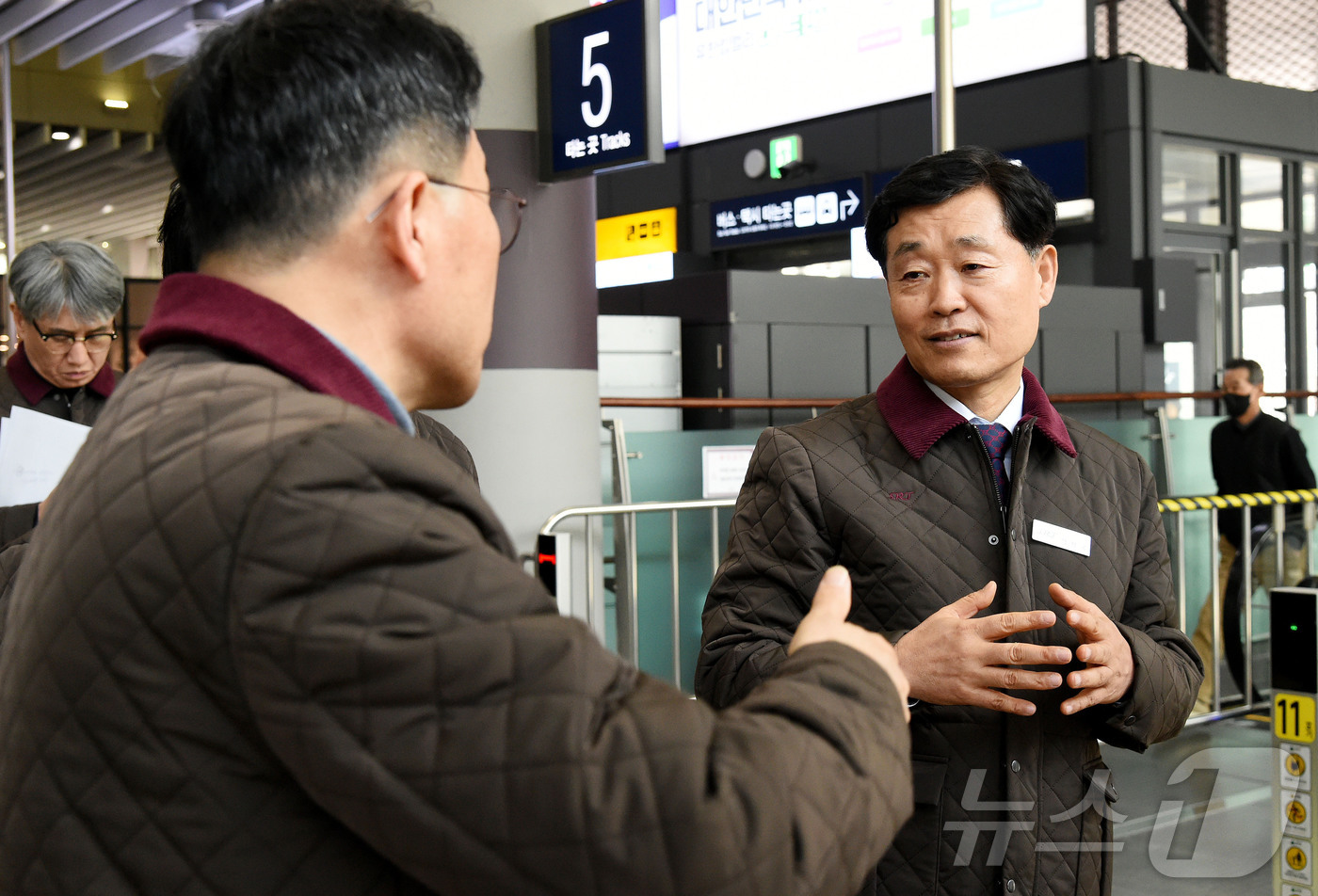 (서울=뉴스1) = 정왕국 SR 대표이사(오른쪽)가 23일 수서역을 찾아 오는 25일부터 시작하는 SRT-서울역, KTX-수서역 시범 교차운행을 앞두고 준비 상황을 점검하고 있다. …