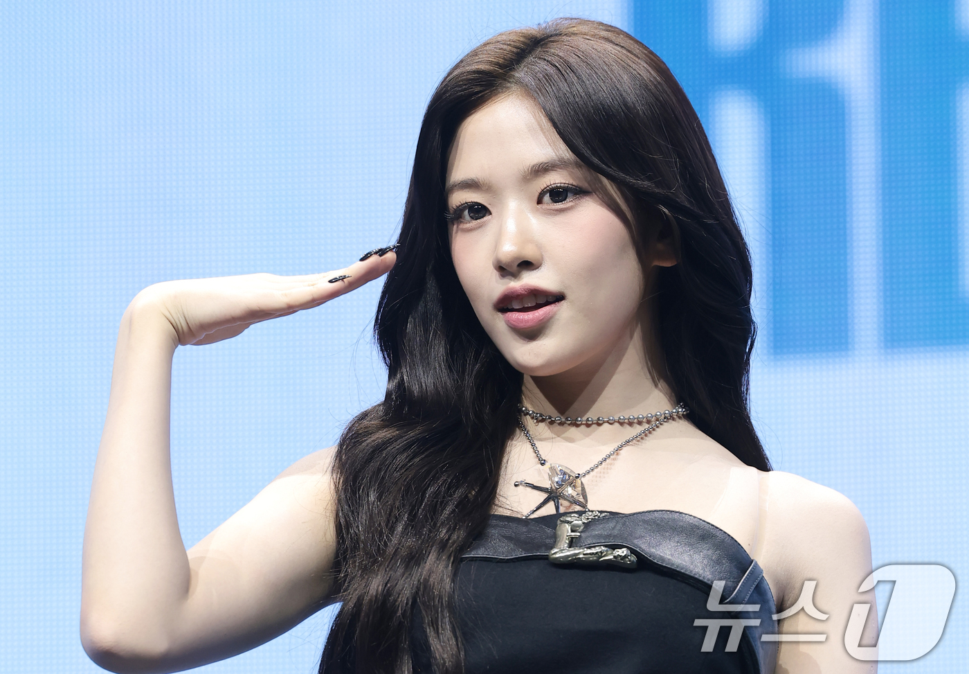 (서울=뉴스1) 권현진 기자 = 그룹 아이브(IVE)의 안유진이 23일 서울 광진구 예스24라이브홀에서 가진 정규 2집 'REVIVE+(리바이브 플러스)' 발매 쇼케이스에서 포즈를 …