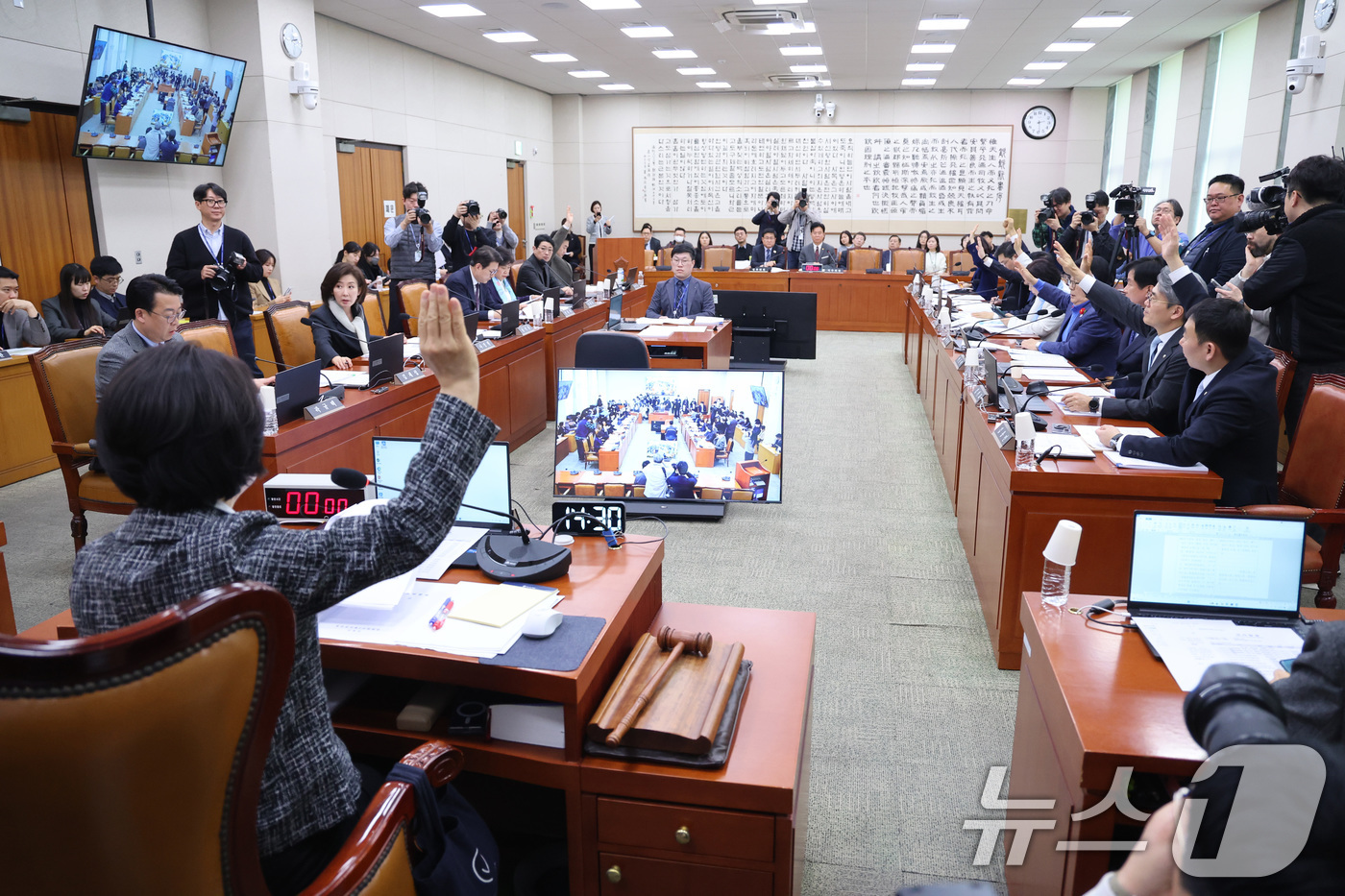 (서울=뉴스1) 신웅수 기자 = 23일 서울 여의도 국회에서 열린 법제사법위원회 전체회의에서 의원들이 거수 표결을 하고 있다. 2026.2.23/뉴스1