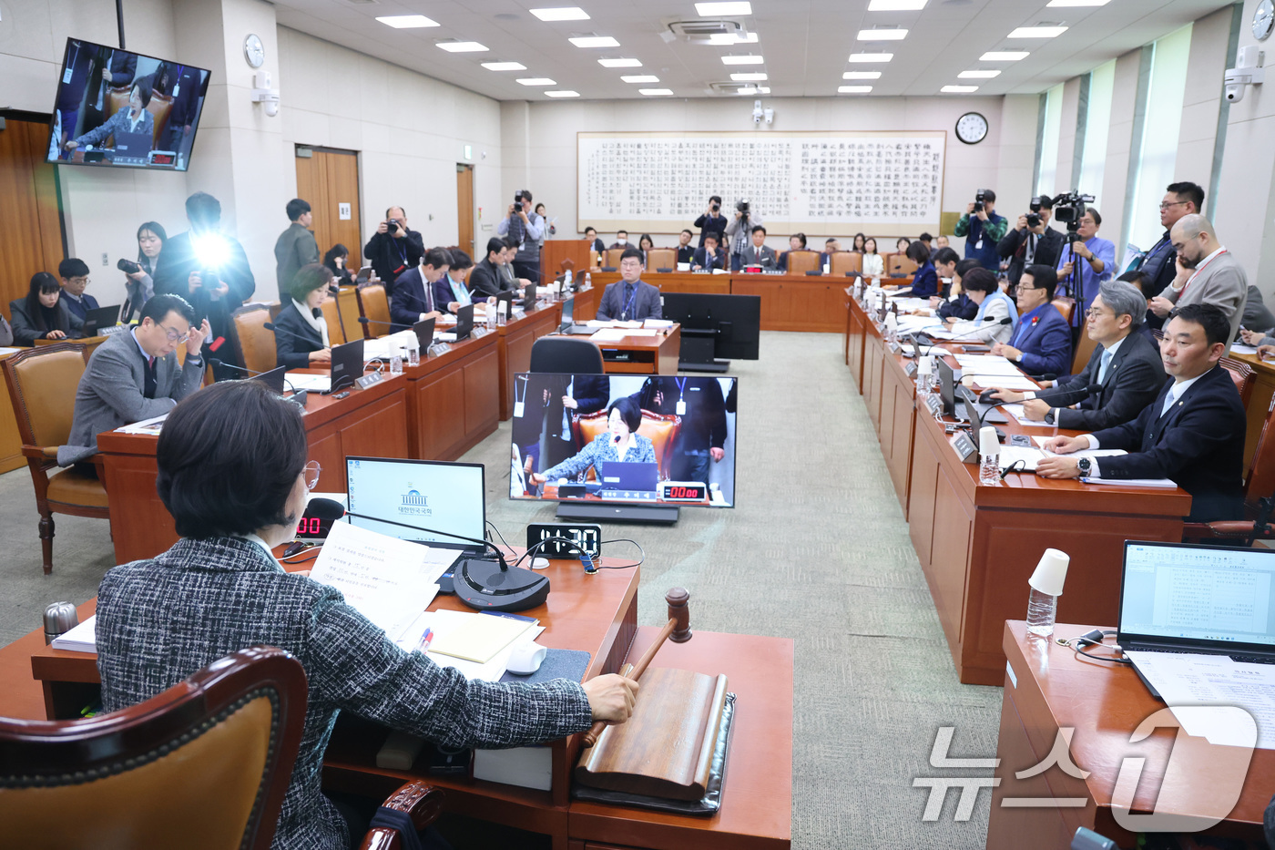 (서울=뉴스1) 신웅수 기자 = 추미애 위원장이 23일 서울 여의도 국회에서 열린 법제사법위원회 전체회의에서 의사봉을 두드리고 있다. 2026.2.23/뉴스1