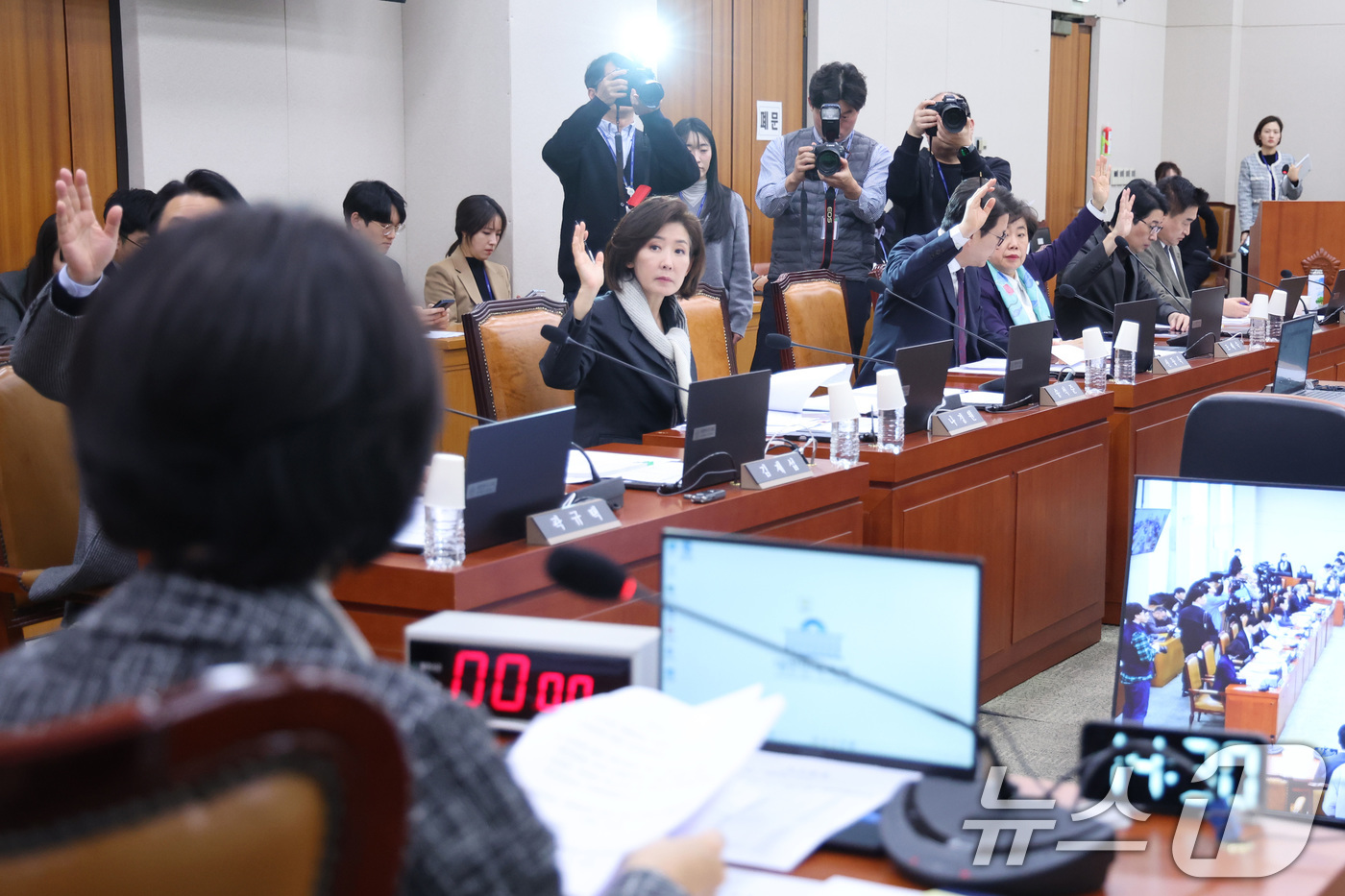 (서울=뉴스1) 신웅수 기자 = 23일 서울 여의도 국회에서 열린 법제사법위원회 전체회의에서 국민의힘 의원들이 거수 표결을 있다. 2026.2.23/뉴스1