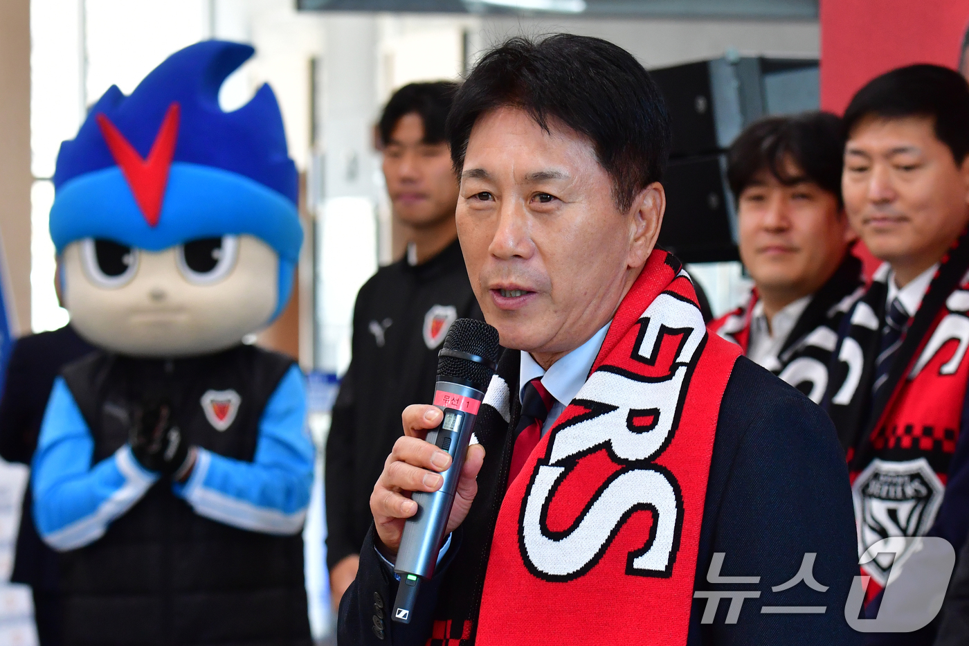 (포항=뉴스1) 최창호 기자 = 프로축구 포항스틸러스 박태하 감독이 23일 포항시청 로비에서 열린 2026 시즌 예매권 판매 행사에서 각오를 밝히고 있다.  2026.2.23/뉴스 …