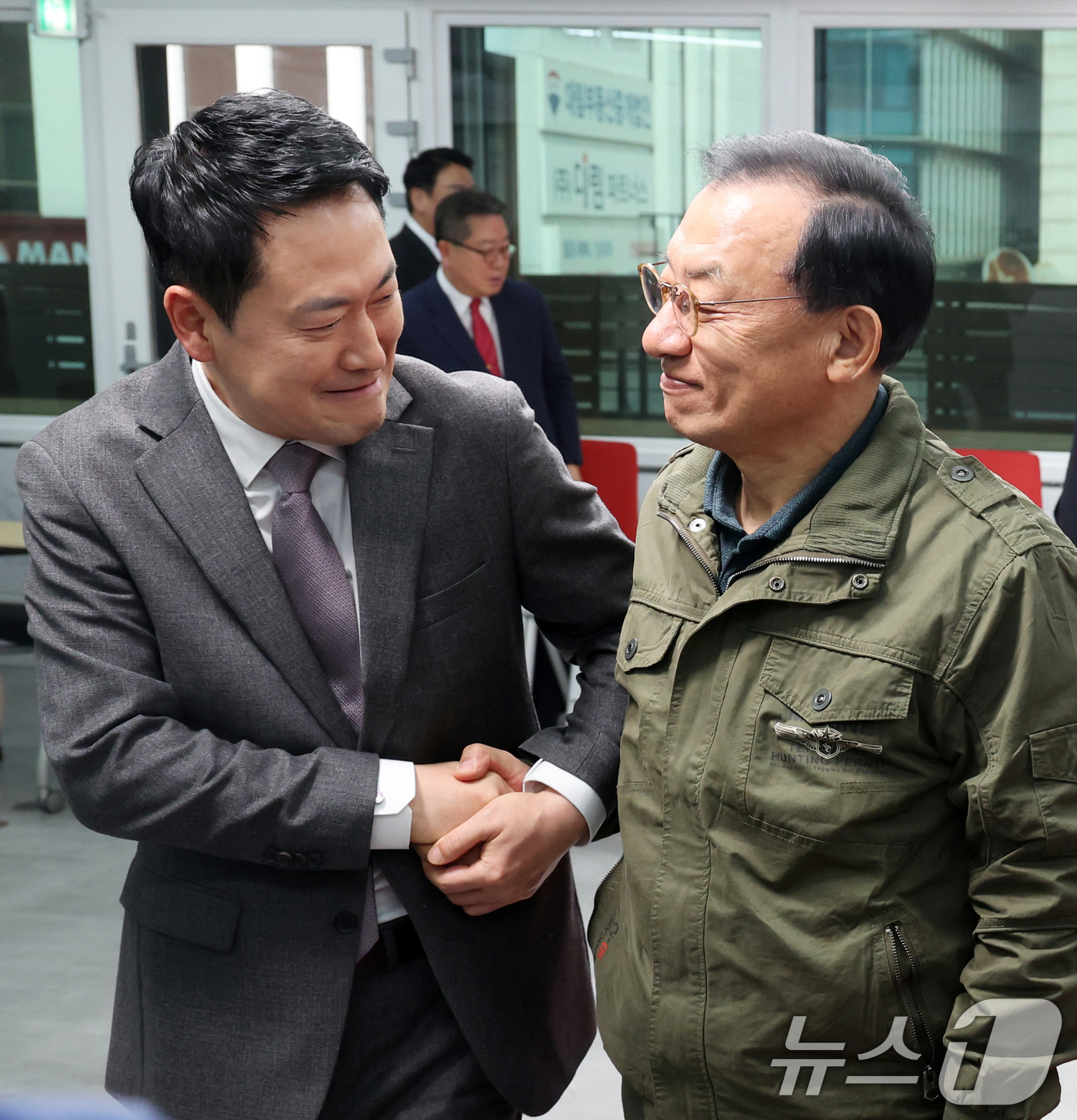 (서울=뉴스1) 황기선 기자 = 장동혁 국민의힘 대표와 이정현 공천관리위원장이 23일 오후 서울 영등포구 여의도 국민의힘 중앙당사에서 열린 '제9회 전국동시지방선거 중앙당 공천관리 …