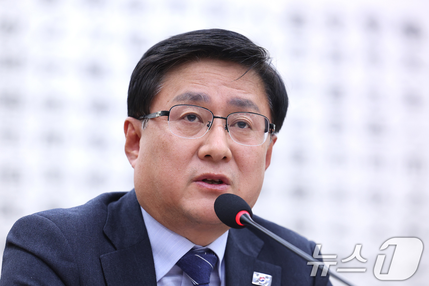 (서울=뉴스1) 신웅수 기자 = 김성환 기후에너지환경부 장관이 23일 서울 여의도 국회에서 열린 법제사법위원회 전체회의에서 의원 질의에 답변하고 있다. 2026.2.23/뉴스1