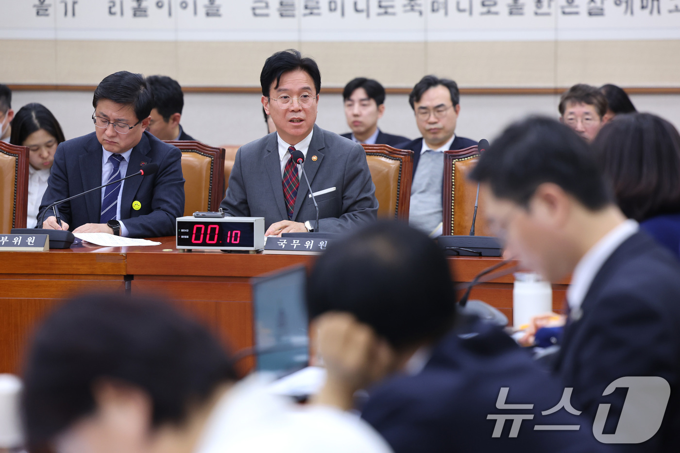 (서울=뉴스1) 신웅수 기자 = 김영훈 고용노동부 장관이 23일 서울 여의도 국회에서 열린 법제사법위원회 전체회의에서 의원 질의에 답변하고 있다. 2026.2.23/뉴스1