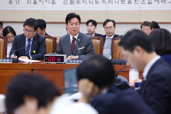 의원 질의 답변하는 김영환 장관