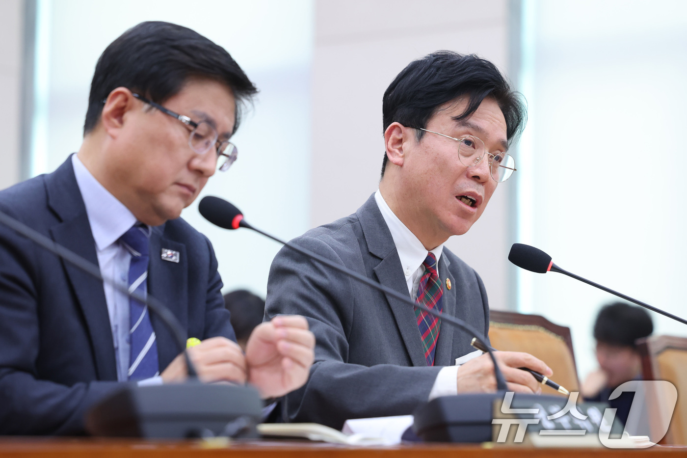 (서울=뉴스1) 신웅수 기자 = 김영훈 고용노동부 장관이 23일 서울 여의도 국회에서 열린 법제사법위원회 전체회의에서 의원 질의에 답변하고 있다. 2026.2.23/뉴스1