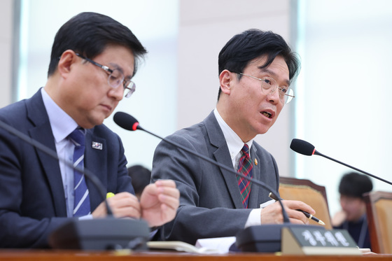 법사위 답변하는 김영훈 장관