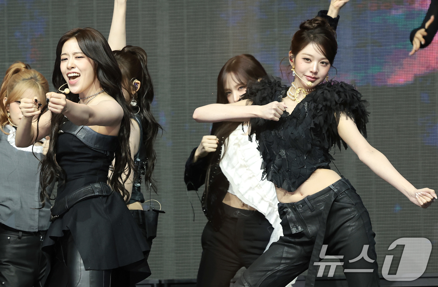 (서울=뉴스1) 권현진 기자 = 그룹 아이브(IVE)의  안유진과 장원영(오른쪽)이 23일 서울 광진구 예스24라이브홀에서 가진 정규 2집 'REVIVE+(리바이브 플러스)' 발매 …