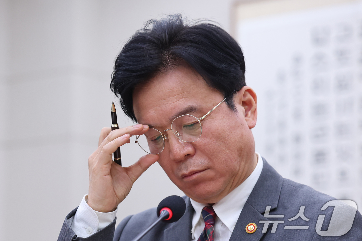 (서울=뉴스1) 신웅수 기자 = 김영훈 고용노동부 장관이 23일 서울 여의도 국회에서 열린 법제사법위원회 전체회의에서 안경을 고쳐쓰고 있다. 2026.2.23/뉴스1