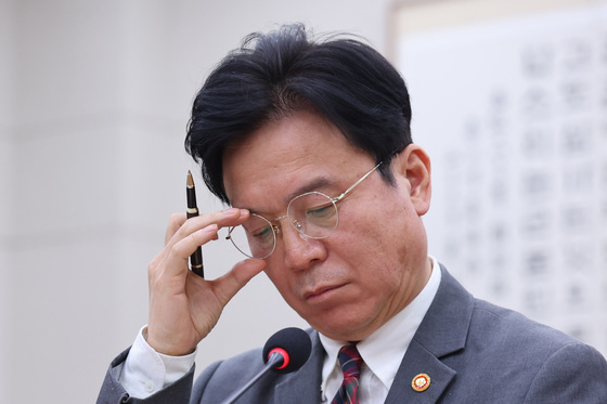 안경 고쳐쓰는 김영훈 장관