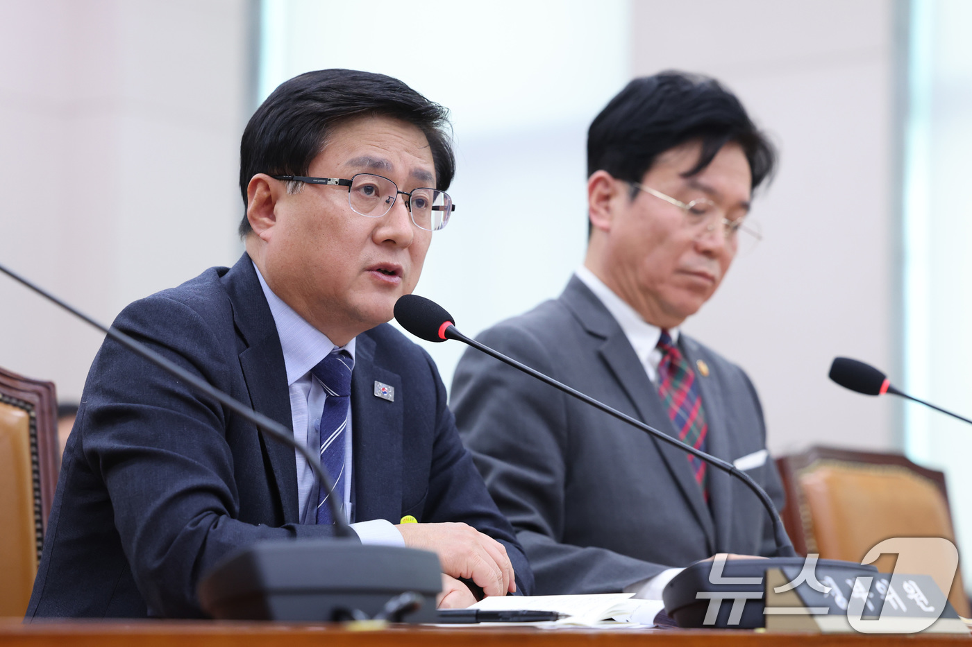 (서울=뉴스1) 신웅수 기자 = 김성환 기후에너지환경부 장관이 23일 서울 여의도 국회에서 열린 법제사법위원회 전체회의에서 의원 질의에 답변하고 있다. 2026.2.23/뉴스1