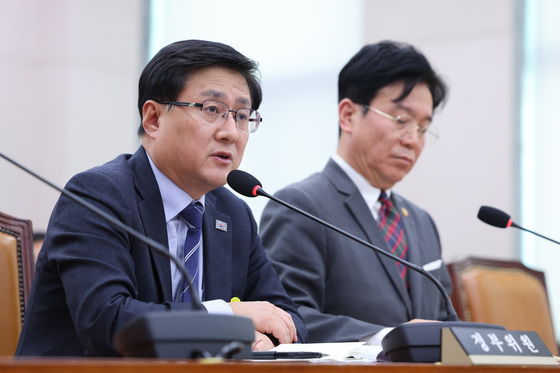 의원 질의 답변하는 김성환 장관