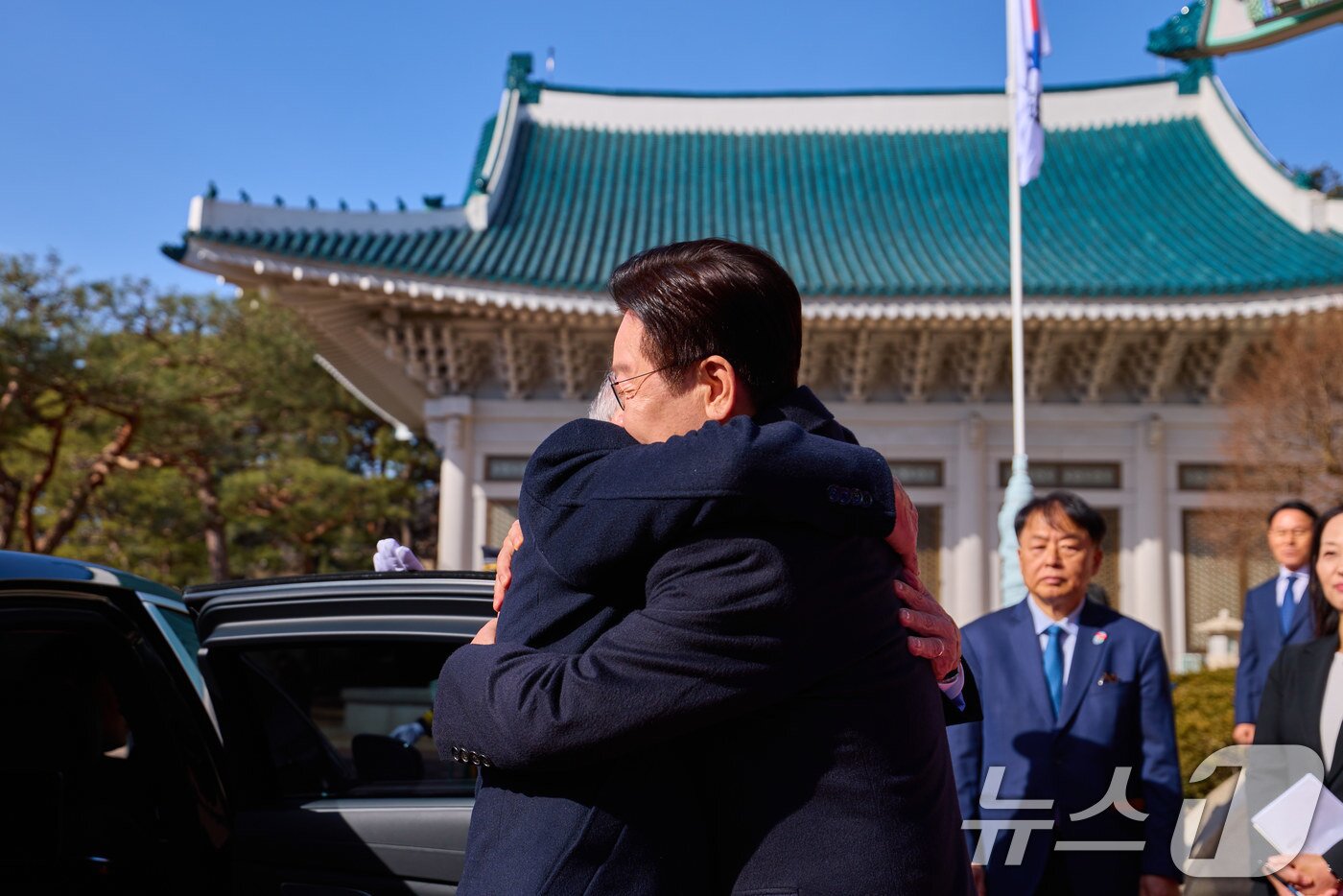 본문 이미지 - 이재명 대통령이 23일 청와대에서 루이스 이나시우 룰라 다 시우바 브라질 대통령을 영접하며 포옹을 하고 있다. (청와대 제공. 재판매 및 DB 금지) 2026.2.23 ⓒ 뉴스1 이재명 기자