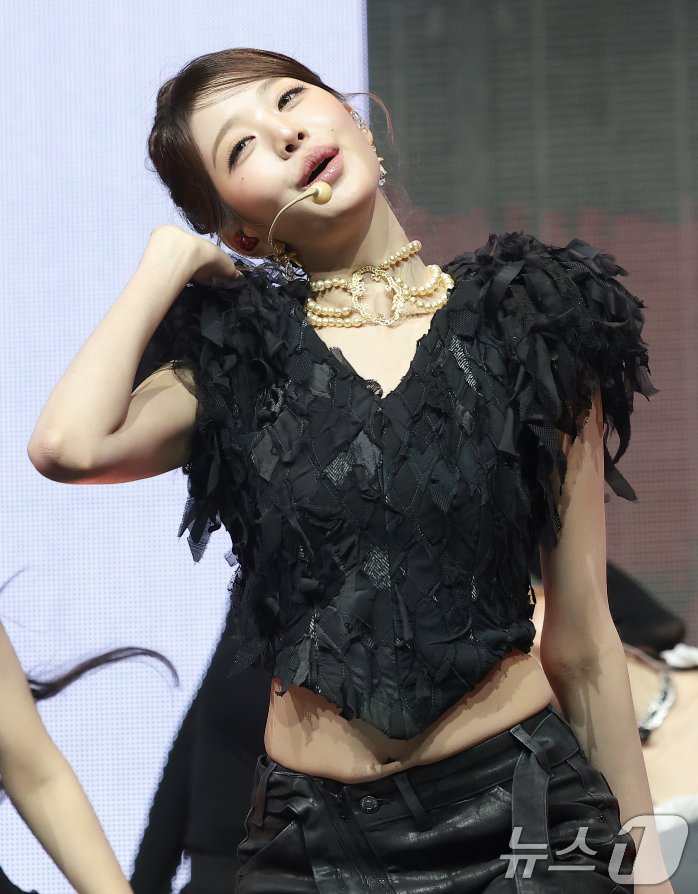 (서울=뉴스1) 권현진 기자 = 그룹 아이브(IVE)의 장원영이 23일 서울 광진구 예스24라이브홀에서 가진 정규 2집 'REVIVE+(리바이브 플러스)' 발매 쇼케이스에서 타이틀 …