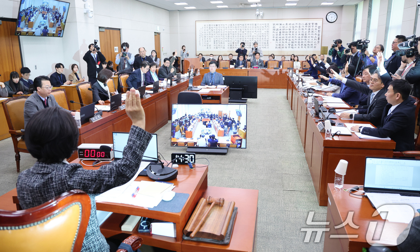 (서울=뉴스1) 신웅수 기자 = 23일 서울 여의도 국회에서 열린 법제사법위원회 전체회의에서 의원들이 거수 표결을 하고 있다. 2026.2.23/뉴스1