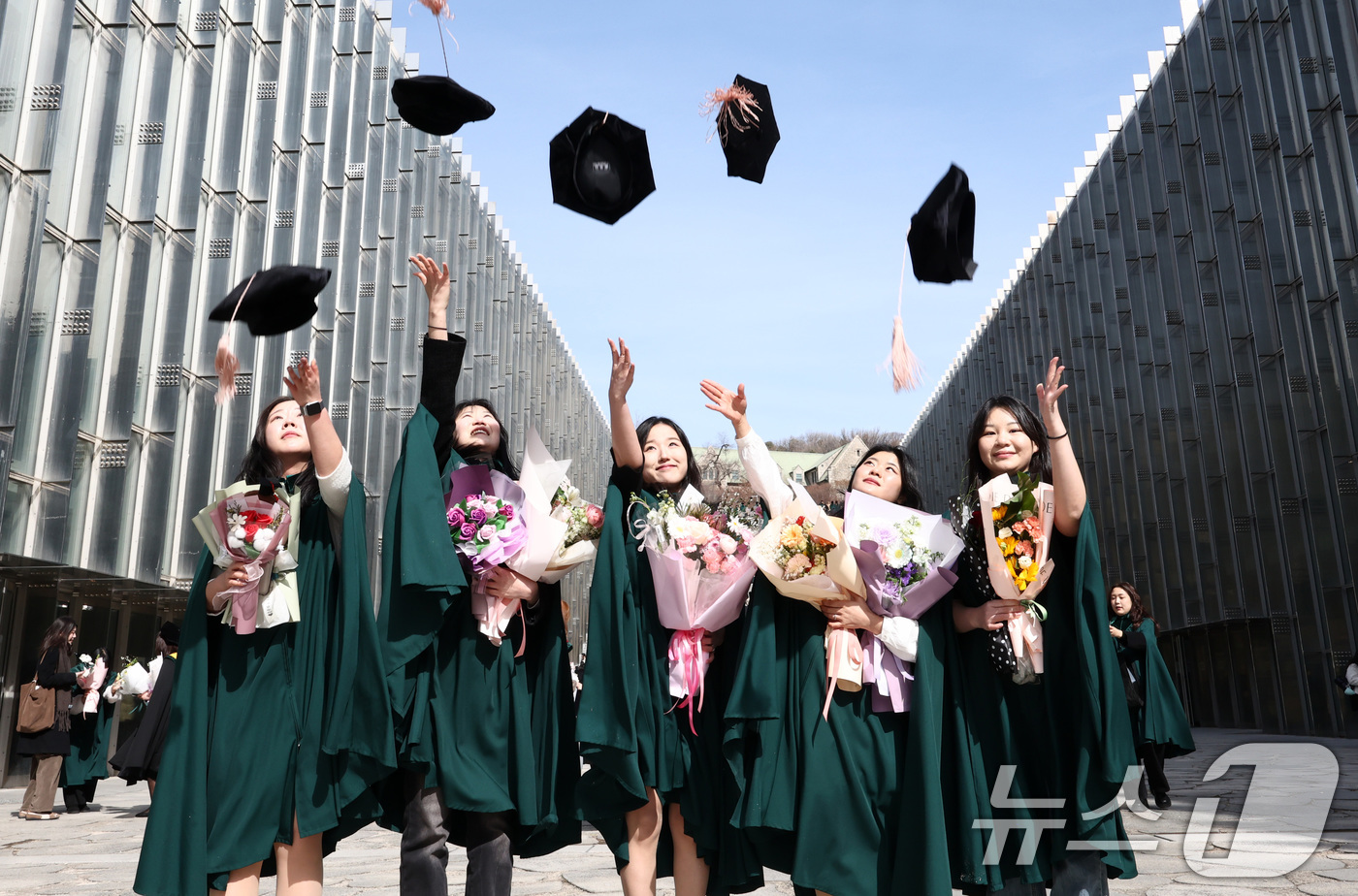 (서울=뉴스1) 최지환 기자 = 23일 서울 서대문구 이화여자대학교에서 열린 2025학년도 전기 학위수여식에서 졸업생들이 학사모를 던지며 기뻐하고 있다. 2026.2.23/뉴스1