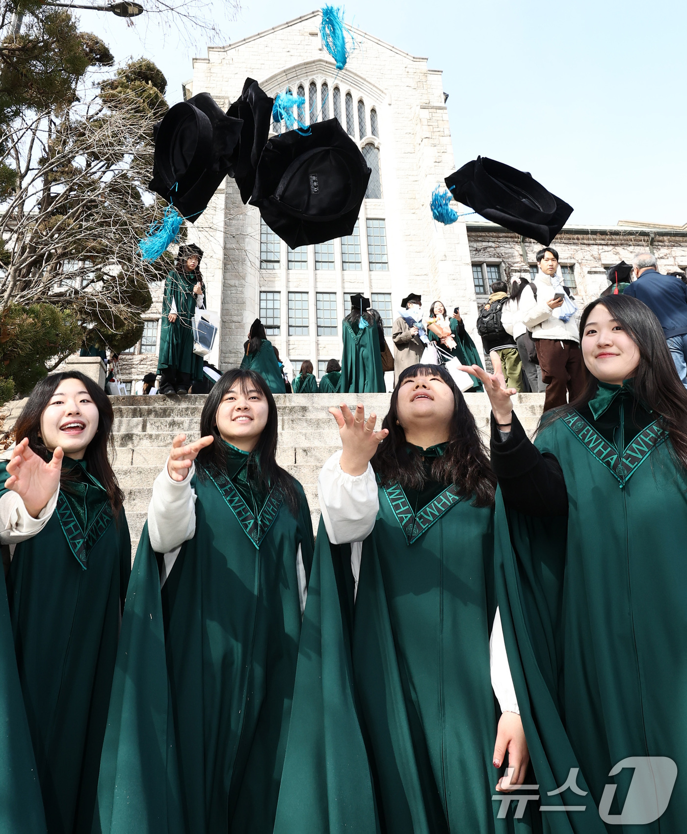 (서울=뉴스1) 최지환 기자 = 23일 서울 서대문구 이화여자대학교에서 열린 2025학년도 전기 학위수여식에서 졸업생들이 학사모를 던지며 기뻐하고 있다. 2026.2.23/뉴스1