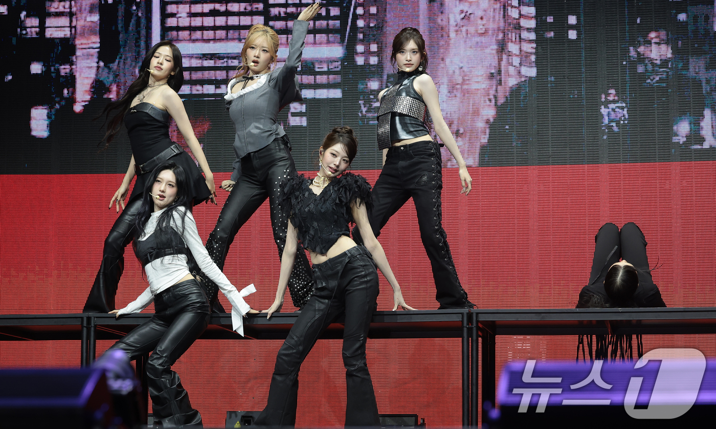 (서울=뉴스1) 권현진 기자 = 그룹 아이브(IVE)가 23일 서울 광진구 예스24라이브홀에서 가진 정규 2집 'REVIVE+(리바이브 플러스)' 발매 쇼케이스에서 타이틀 곡 ‘블 …