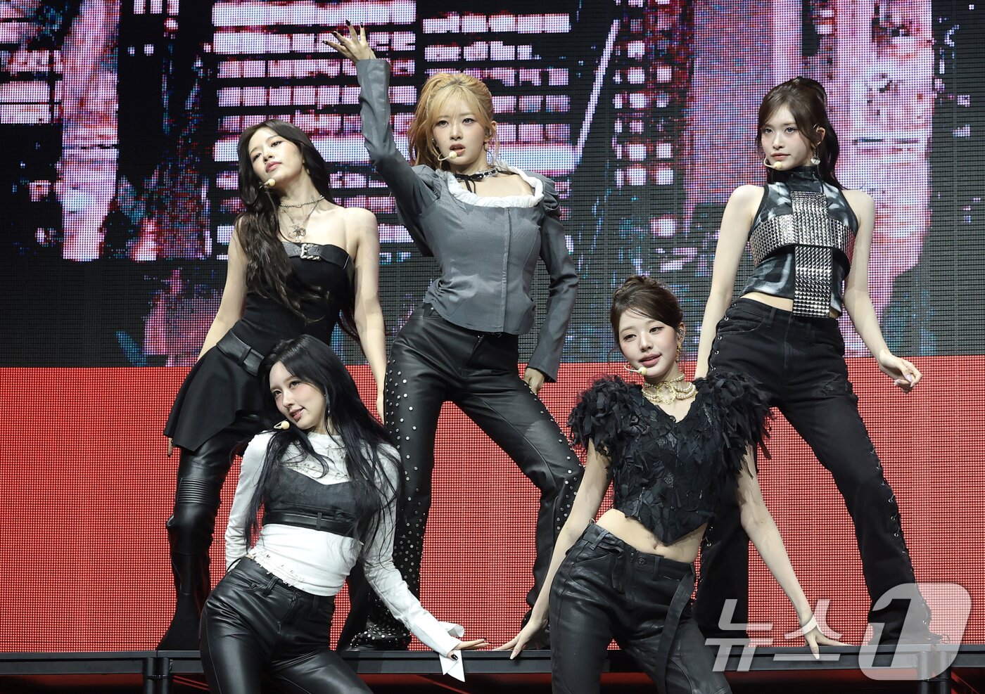 본문 이미지 - 그룹 아이브(IVE)가 23일 서울 광진구 예스24라이브홀에서 가진 정규 2집 'REVIVE+(리바이브 플러스)' 발매 쇼케이스에서 타이틀 곡 ‘블랙홀’을 선보이고 있다. 2026.2.23 ⓒ 뉴스1 권현진 기자