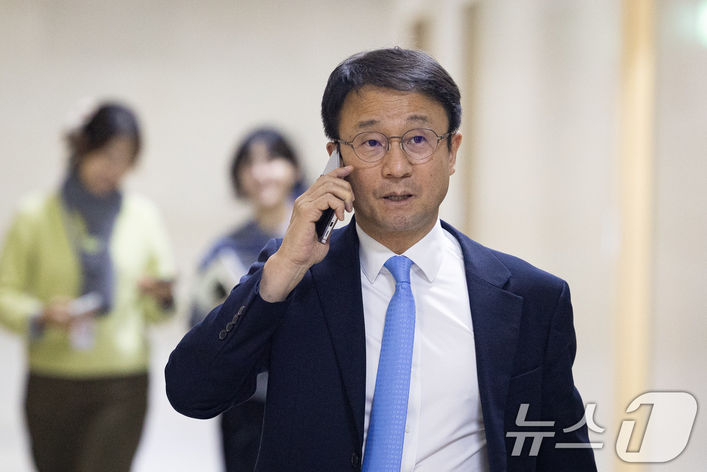 (서울=뉴스1) 유승관 기자 = 한병도 더불어민주당 원내대표가 23일 서울 여의도 국회 운영위원장실로 들어서며 통화를 하고 있다. 2026.2.23/뉴스1