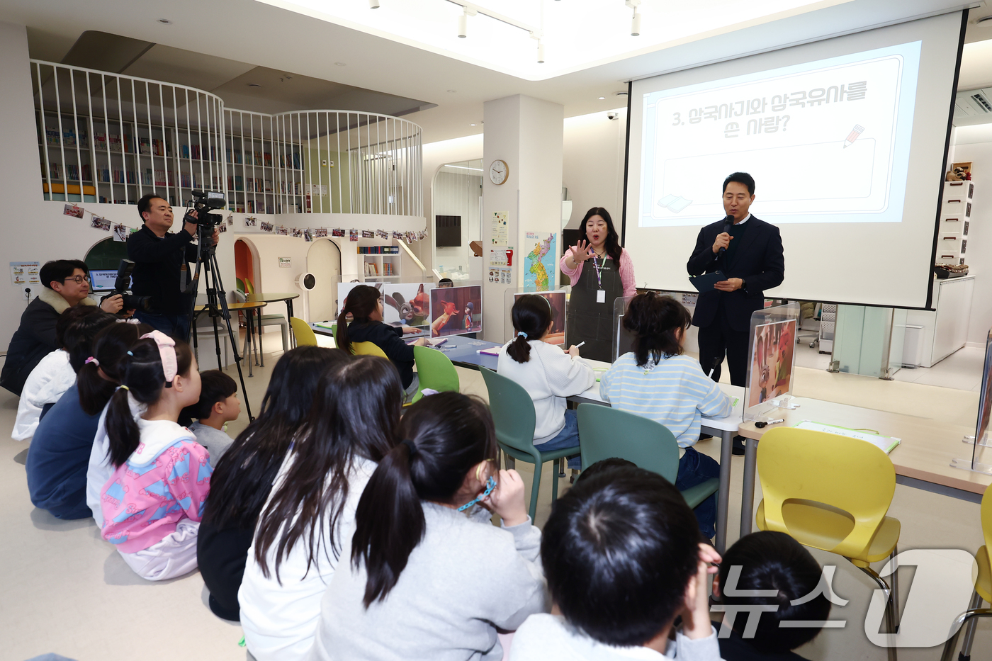 (서울=뉴스1) 김민지 기자 = 오세훈 서울시장이 23일 오후 서울 동작구 우리동네키움센터 동작13호점을 방문해 어린이들과 골든벨 퀴즈를 하고 있다. 2026.2.23/뉴스1