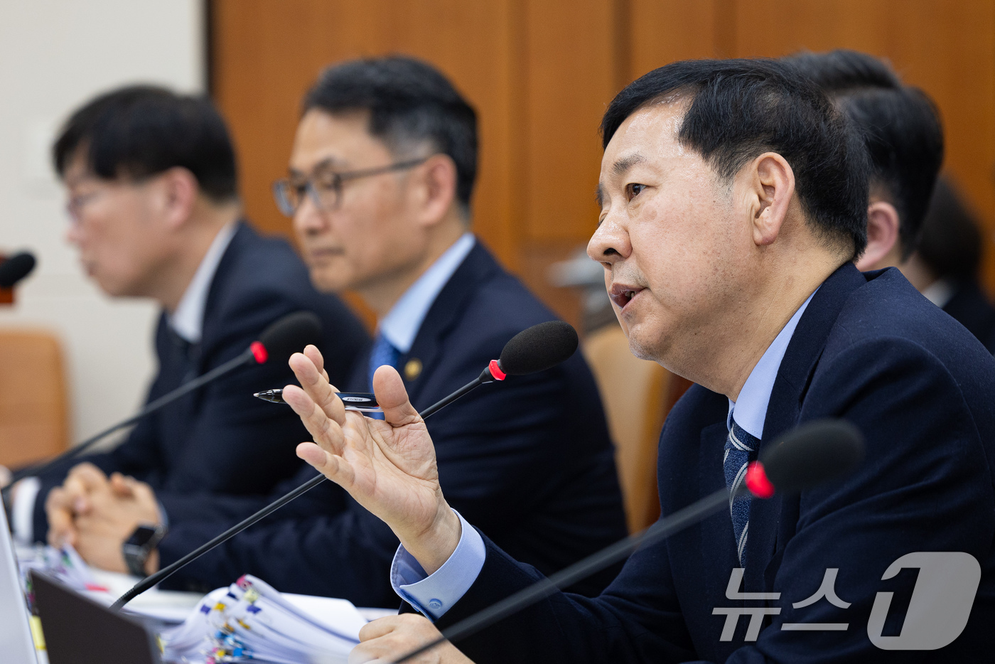 (서울=뉴스1) 유승관 기자 = 구윤철 부총리 겸 재정경제부 장관이 23일 서울 여의도 국회에서 열린 제432회 국회(임시회) 재정경제기획위원회 제1차 전체회의에서 의원 질의에 답 …