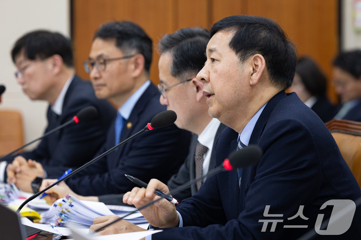 본문 이미지 - 구윤철 부총리 겸 재정경제부 장관이 23일 서울 여의도 국회에서 열린 제432회 국회(임시회) 재정경제기획위원회 제1차 전체회의에서 의원 질의에 답하고 있다. 2026.2.23 ⓒ 뉴스1 유승관 기자