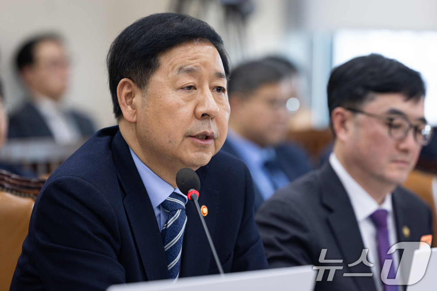 (서울=뉴스1) 유승관 기자 = 구윤철 부총리 겸 재정경제부 장관이 23일 서울 여의도 국회에서 열린 제432회 국회(임시회) 재정경제기획위원회 제1차 전체회의에서 의원 질의에 답 …