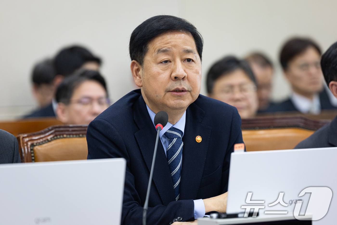 (서울=뉴스1) 유승관 기자 = 구윤철 부총리 겸 재정경제부 장관이 23일 서울 여의도 국회에서 열린 제432회 국회(임시회) 재정경제기획위원회 제1차 전체회의에서 의원 질의에 답 …