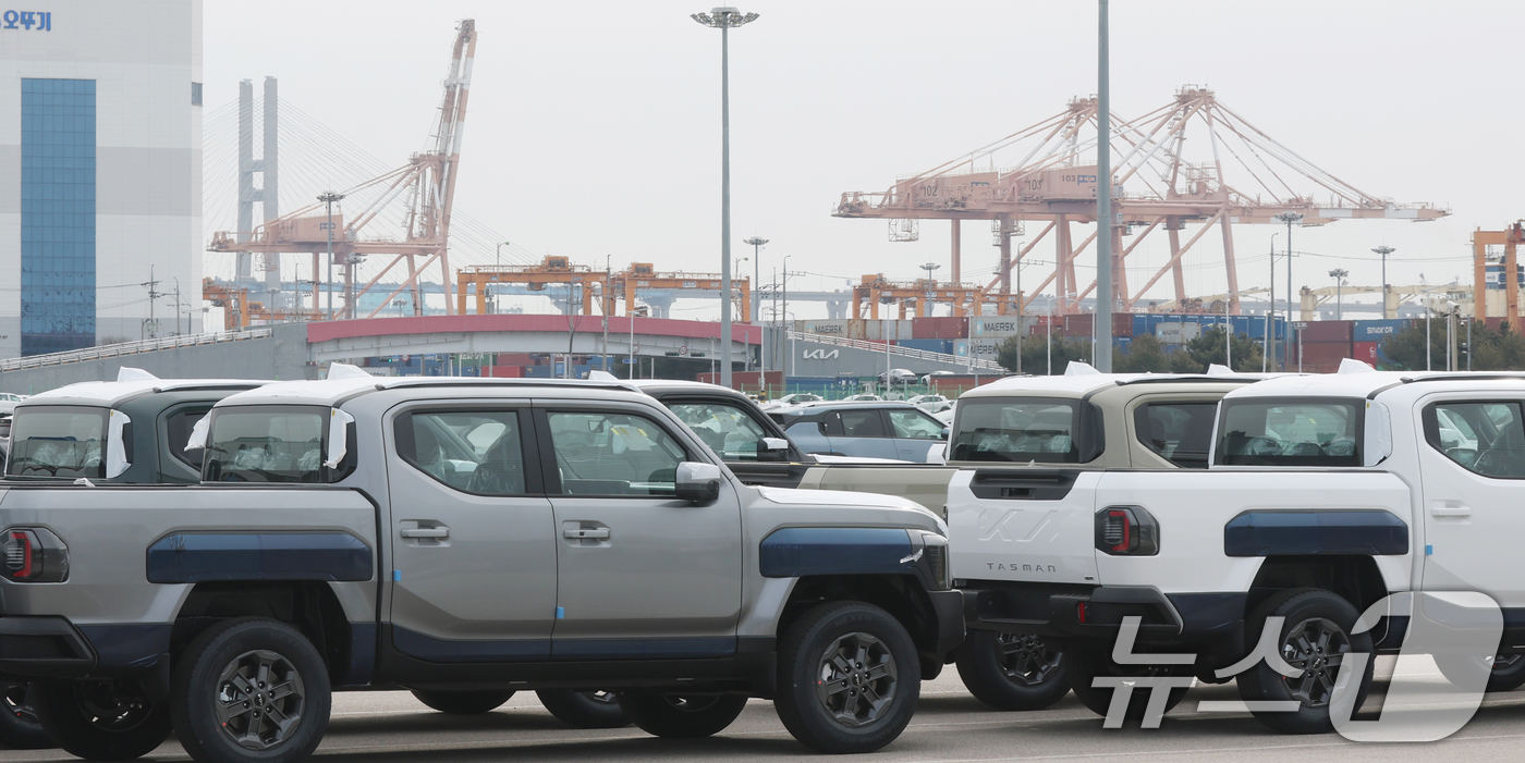 (평택=뉴스1) 김영운 기자 = 23일 경기 평택시 포승읍 평택항에 수출용 자동차가 세워져 있다.이날 관세청에 따르면 이달 1~20일 수출은 전년동기대비 23.5% 증가한 435억 …