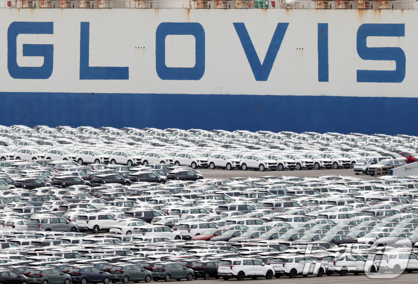 (평택=뉴스1) 김영운 기자 = 23일 경기 평택시 포승읍 평택항에 수출용 자동차가 세워져 있다.이날 관세청에 따르면 이달 1~20일 수출은 전년동기대비 23.5% 증가한 435억 …