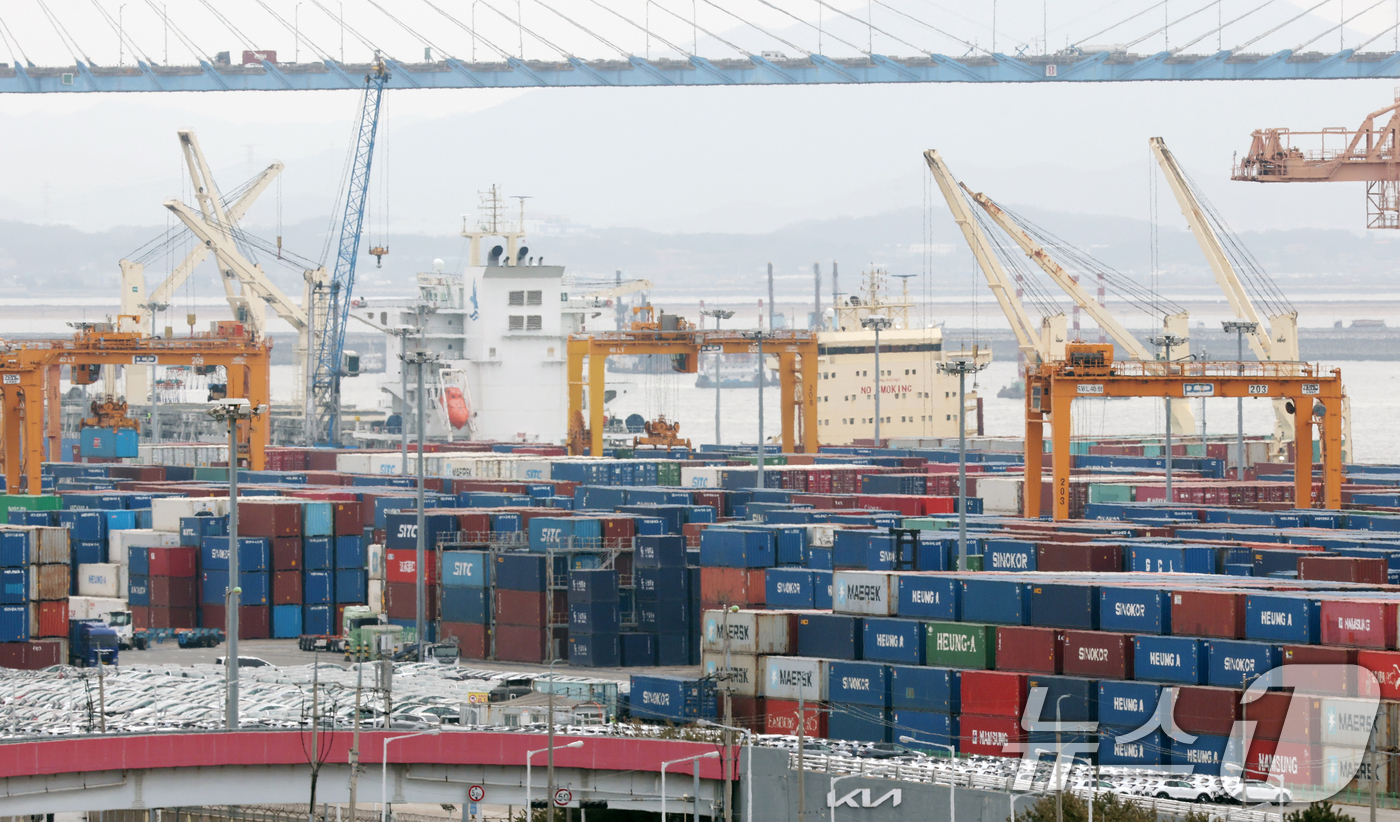 (평택=뉴스1) 김영운 기자 = 23일 경기 평택시 포승읍 평택항에 수출용 컨테이너가 쌓여있다.이날 관세청에 따르면 이달 1~20일 수출은 전년동기대비 23.5% 증가한 435억 …